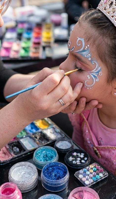Detalle de maquillaje de princesa