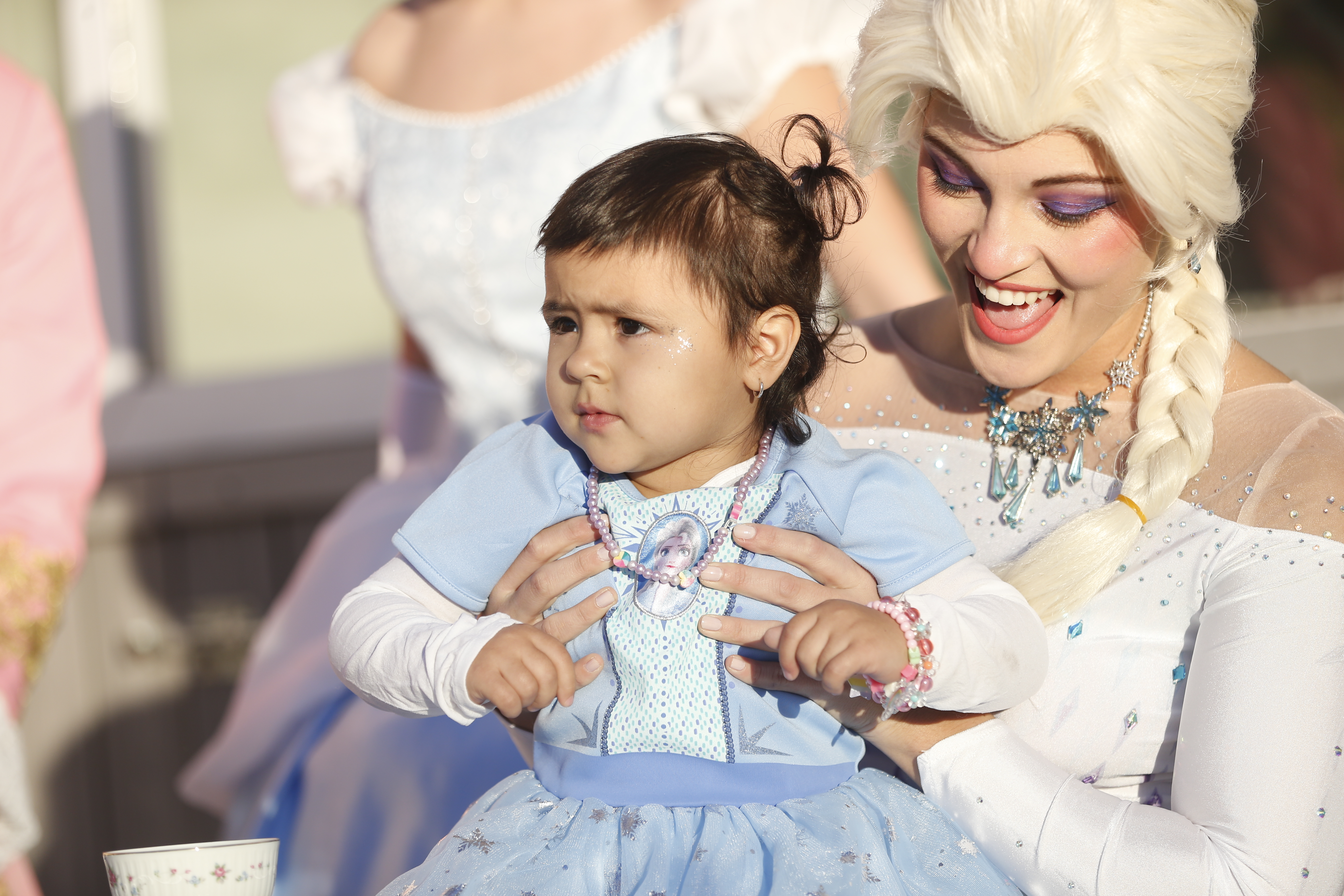 Niña junto a princesa